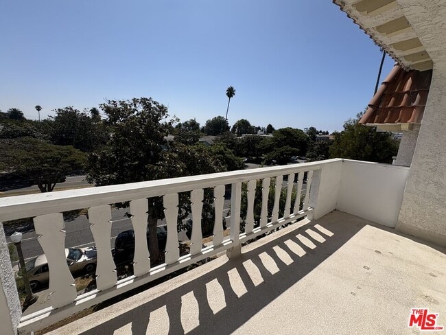 Building Photo - 605 San Vicente Blvd