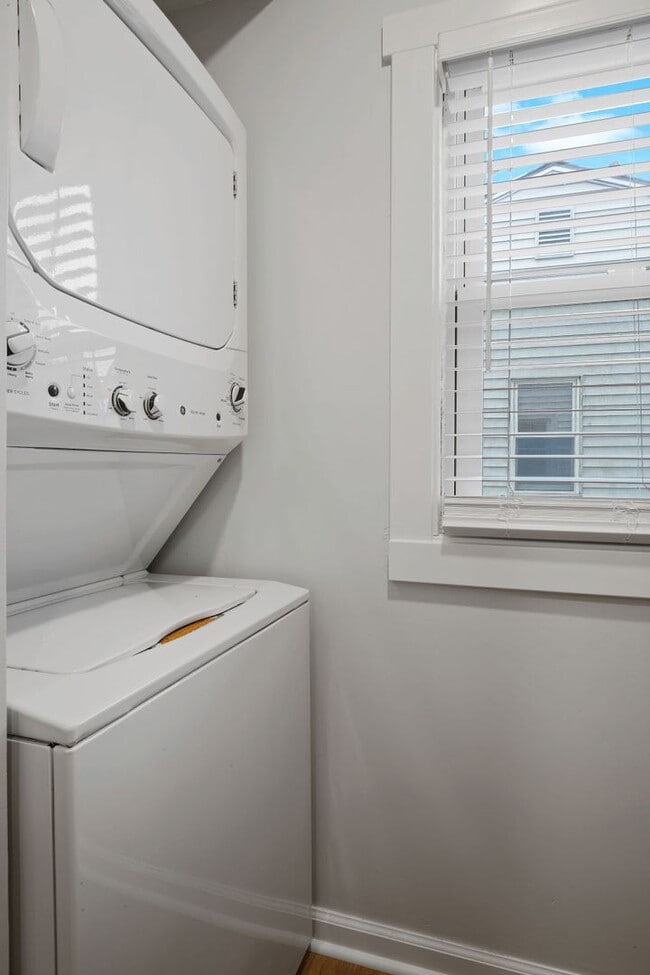 Building Photo - 3BR Aksarben- walking distance UNO, Availa...