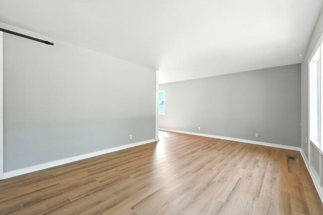 Building Photo - 3 bedroom home! **Move in special**