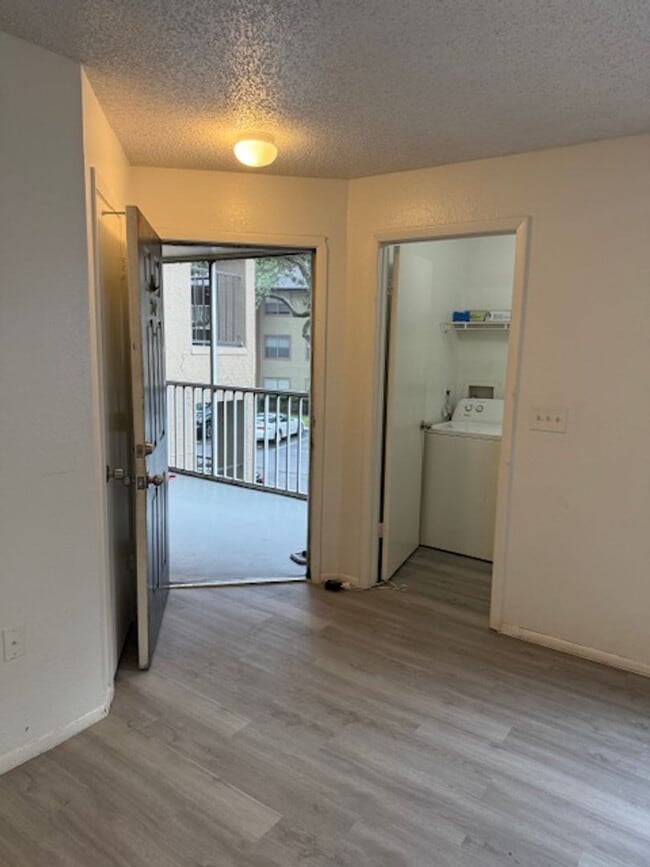 Building Photo - Large Two bedroom Condo
