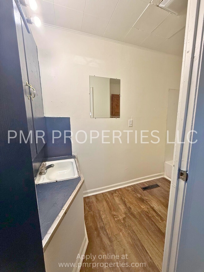 Building Photo - 3 Bedrooms/1 Bathroom House