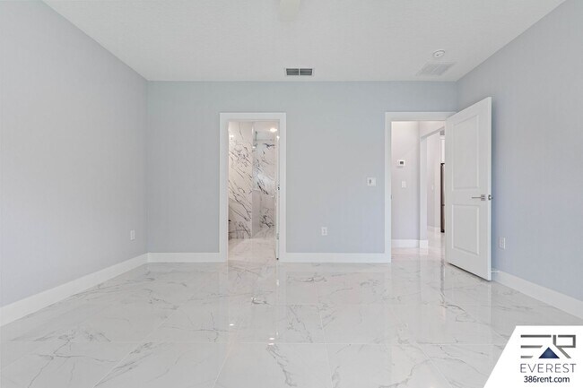 Building Photo - FULLY FENCED, LIKE NEW, CUSTOM BUILT 3/2/2 ON A CUL DE SAC IN DESIRABLE QUAIL HOLLOW