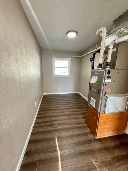 Building Photo - 910 4th Ave