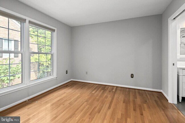 Building Photo - 2514 S Walter Reed Dr