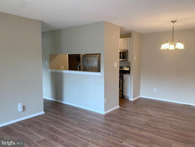 Building Photo - 705 Woodhollow Dr