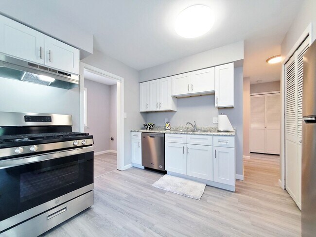 Building Photo - 4 Bed - 1 Bath Cape Cod for Rent