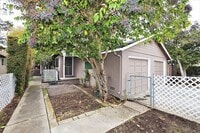 Building Photo - Beautiful 2 bed/1 bath Duplex with Attached Garage in Redwood City Available NOW!