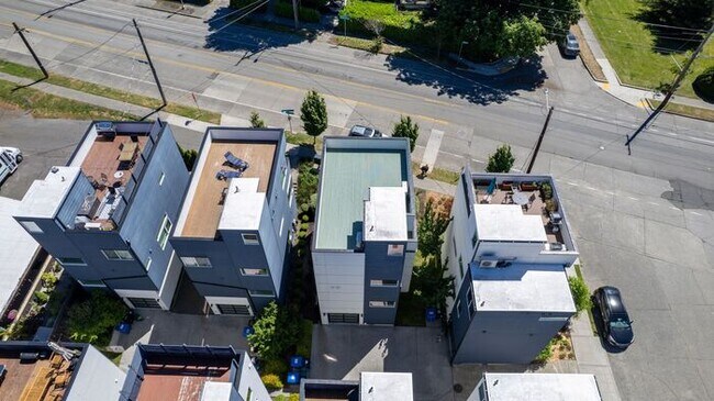 Building Photo - Air-Conditioned Standalone Townhome in Coveted Lincoln Park (1st Month Free)