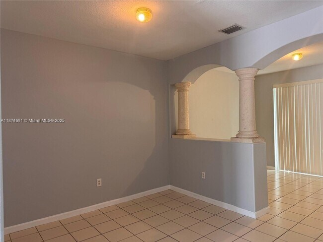 Building Photo - 1526 SE 24th Ct