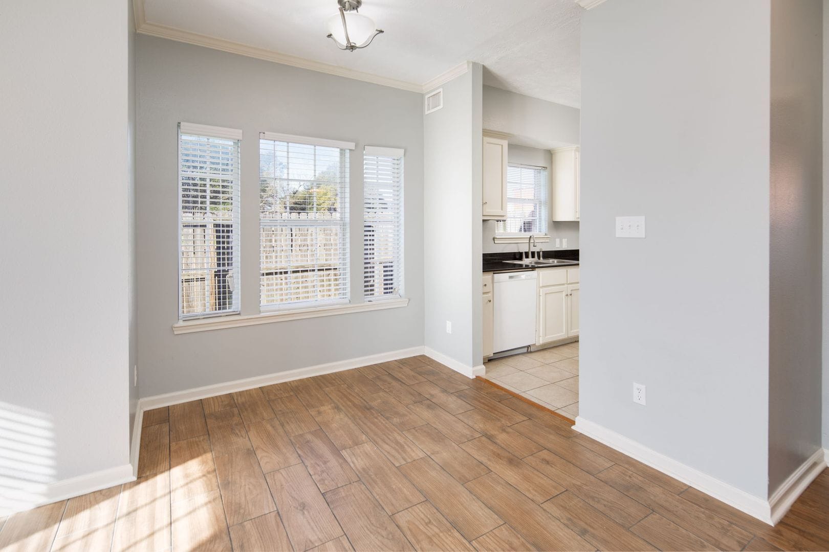 Building Photo - IMMEDIATE MOVE IN!!!  3 bedroom 3 Bathroom Duplex Next Door to Blinn!