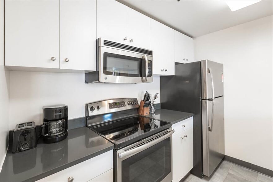 Building Photo - 330 River St