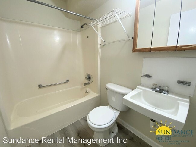 Building Photo - 3 br, 1.5 bath House - 11 Berwick Circle