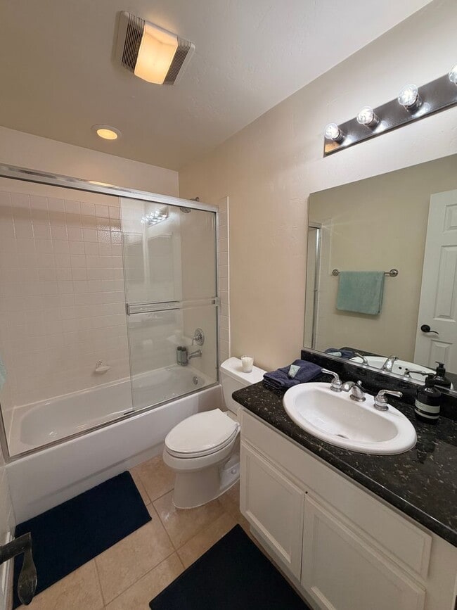 Building Photo - Beautifully Updated 2 bd 2 ba Crown Point Condo