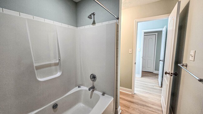 Building Photo - 831 Landing Dr