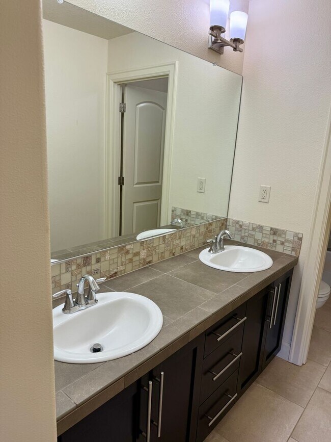 Building Photo - Custom Built Home-Bethany Village Delight