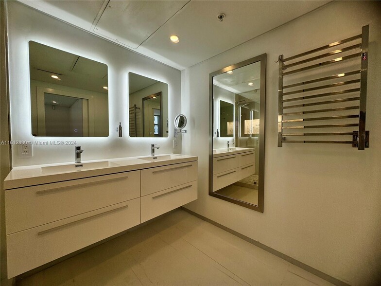 Building Photo - 3001 S Ocean Dr