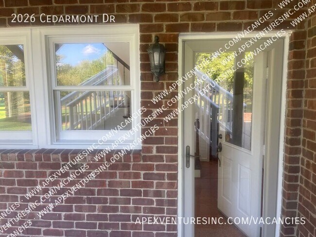 Building Photo - 2026 Cedarmont Dr