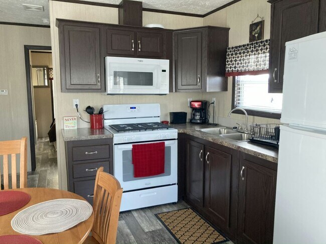 Building Photo - 1501 S Airport Dr