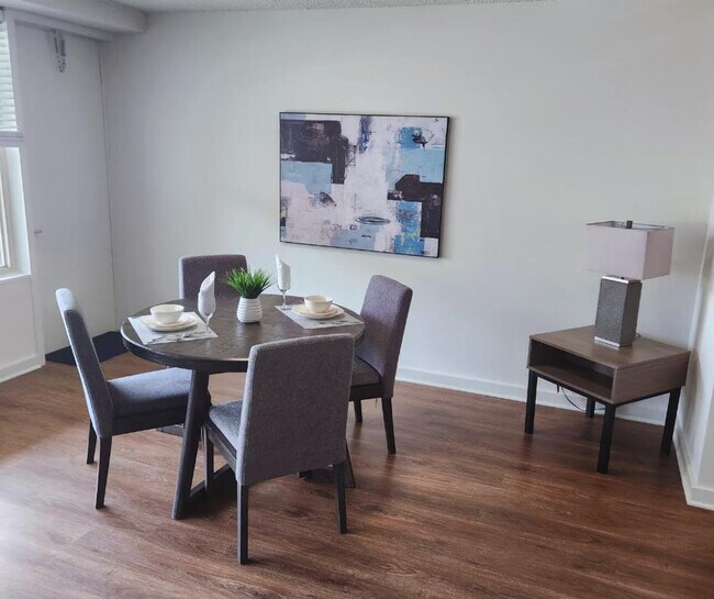 Building Photo - 1600 S Eads St