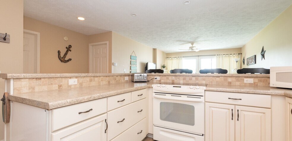 Building Photo - 230 Oak St