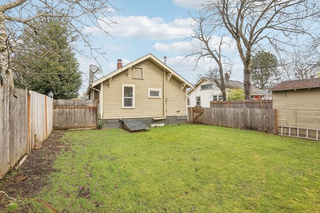 Building Photo - Charming Bungalow  with a Detached Garage!