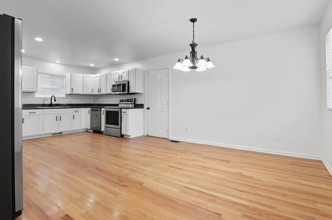 Building Photo - 733 Luna Ct