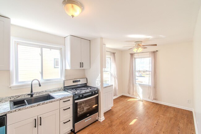 Building Photo - Charming Hazel Park Bungalow with Renovated Kitchen & Fenced Yard