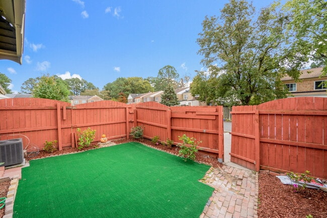 Building Photo - 5213 Clover Hill Dr