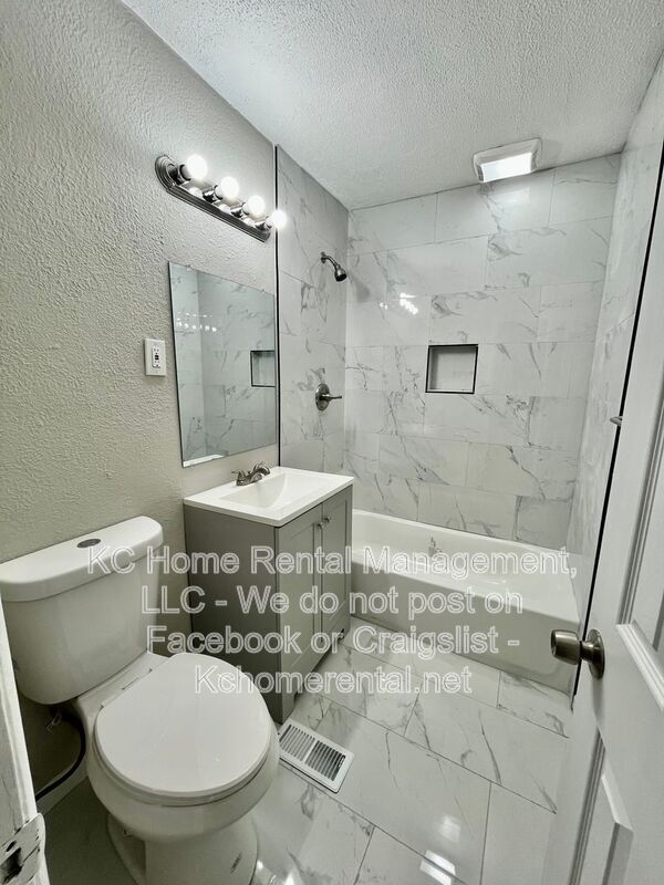 Building Photo - 4042 The Paseo