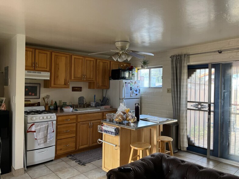 Building Photo - 1703 E 13th St