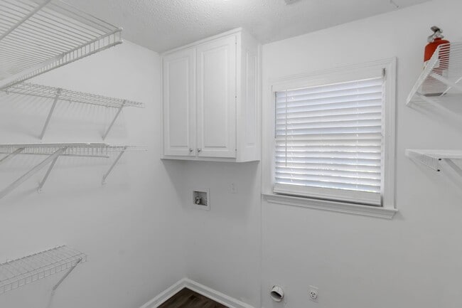 Building Photo - Don’t Miss This Beautiful 4BR/2BA Home wit...