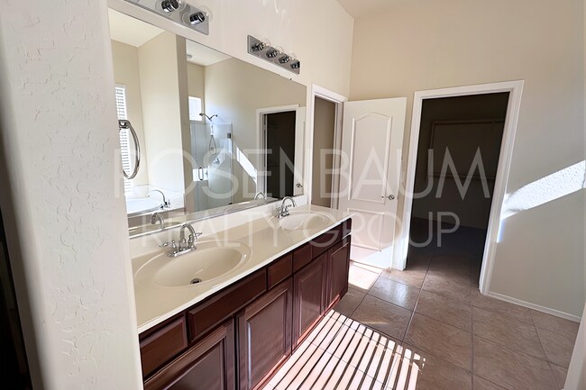 Building Photo - Gorgeous 3-bedrooms, 2-baths home in the h...