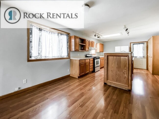 Building Photo - 2 Bed 1 Bath with Detached 2 Car Garage