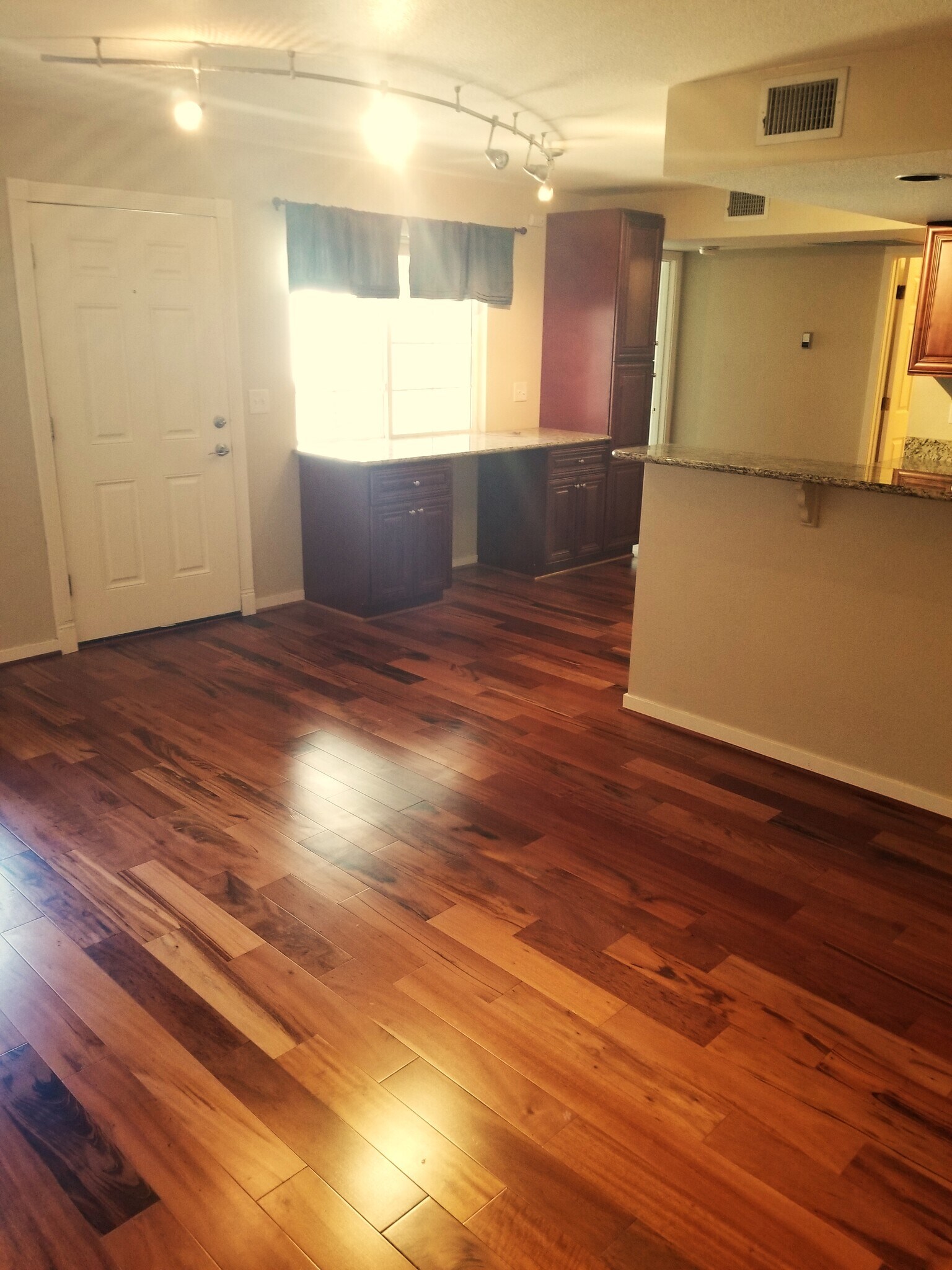 Great living room. Hardwoods throughout. - 1225 W Prospect Rd