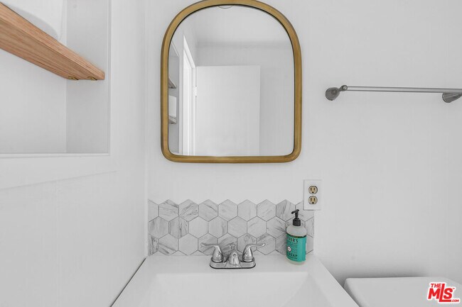 Building Photo - 4040 Grand View Blvd