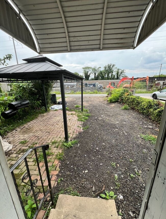 Building Photo - Renovated 3 Bedroom 3 Bathroom Single Fami...