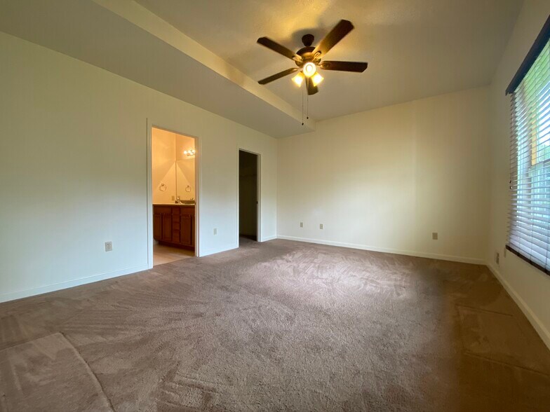 Building Photo - 106 Amber Ln