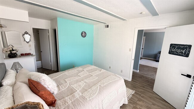 Building Photo - 6200 W Tidwell Rd