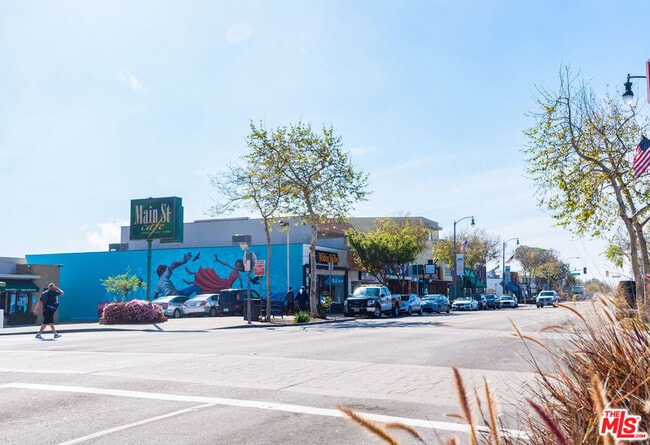 Building Photo - 826 Main St