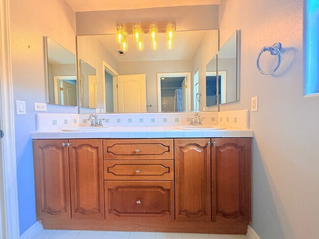 Building Photo - Spacious 4-bedroom, 3-bathroom home in New...