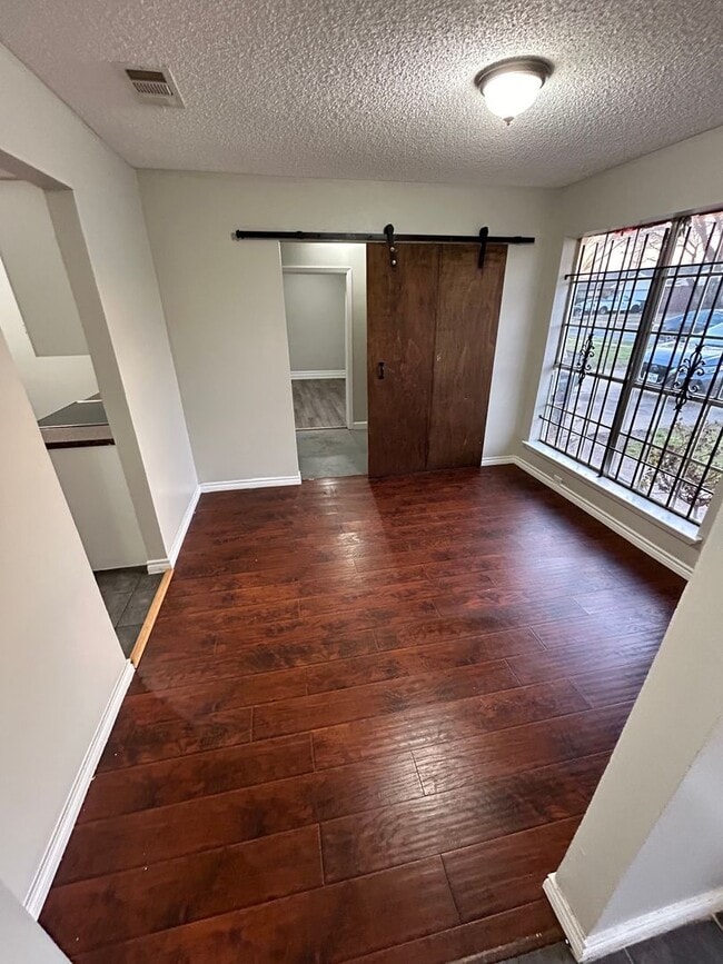 Building Photo - An unbeatable location that offers both convenience and luxury.