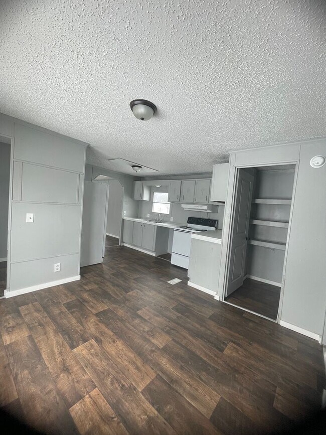 Building Photo - Country living with spacious front and backyard - 3 beds/ 2bath available now