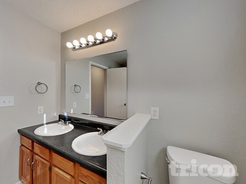 Building Photo - 2220 Lakecrest Dr