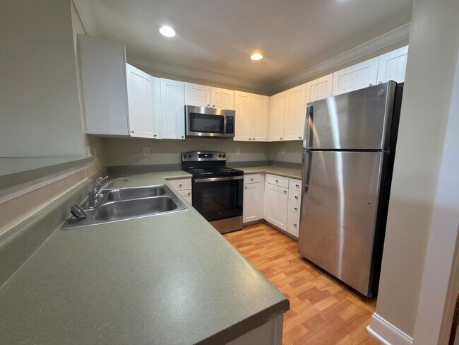 Building Photo - NOW AVAILABLE!  3 bedroom/3 bath condo for RENT!  $2400 per month - Free Shuttle to UTK campus!