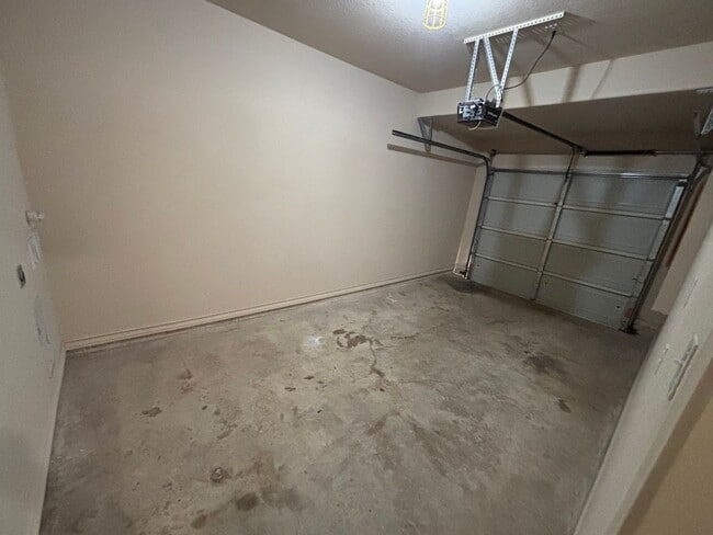 Building Photo - Spacious End-Unit Townhome in Prime Northe...