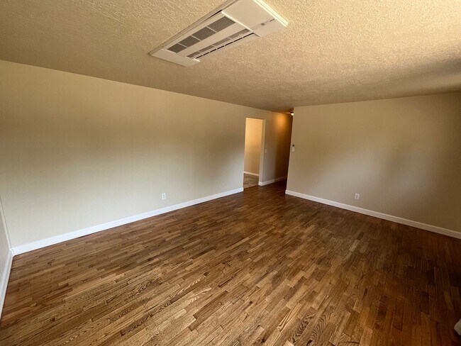 Building Photo - 1302 NE Dempsey Dr