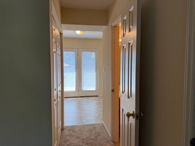 Building Photo - Private 2BD/1.5BA Townhouse in Prime NW Hickory Location | Available 6/1/2026