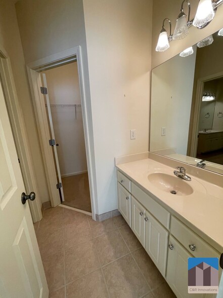 Building Photo - 1377 Greencrest Ct