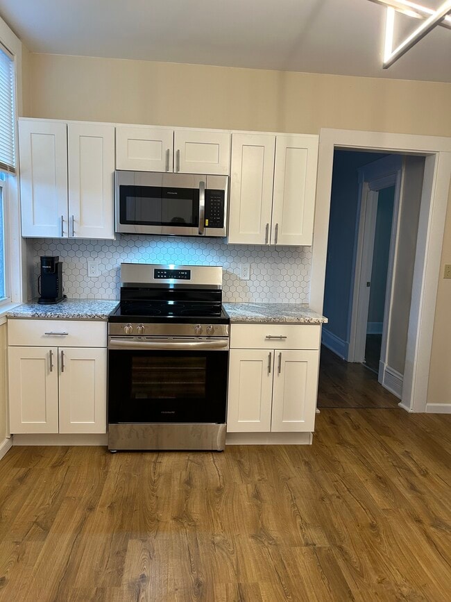 Building Photo - 3322 Daisy Ave