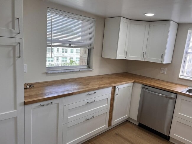 Building Photo - 1120 N Shore Dr NE